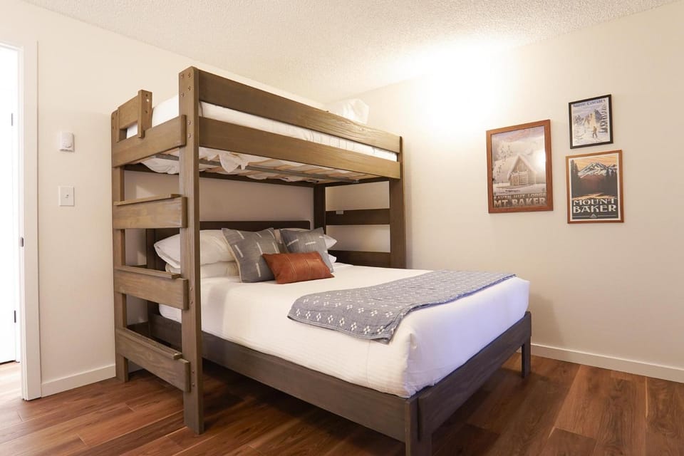 Photo of the whole room, Bedroom, bunk bed