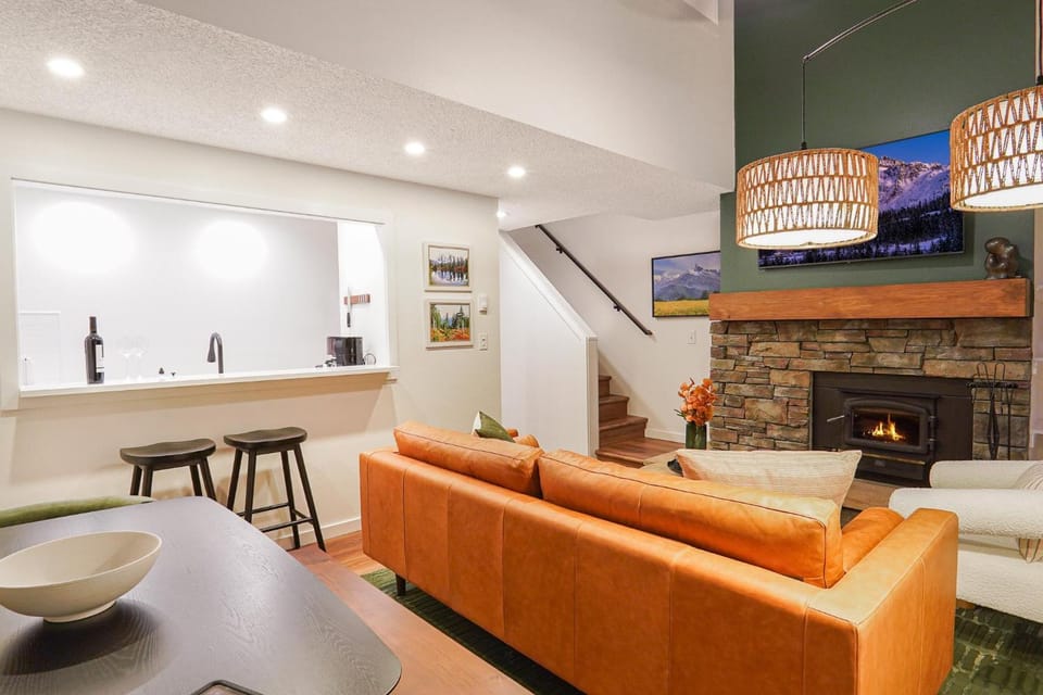 Communal lounge/ TV room, TV and multimedia, Living room, Seating area, Dining area, Evening entertainment