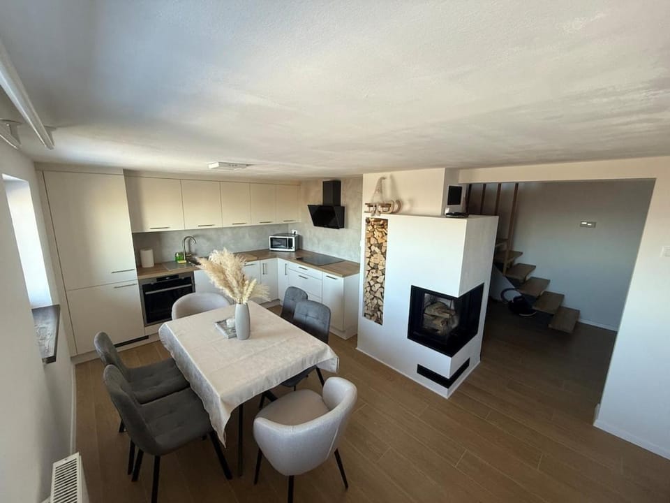 Kitchen or kitchenette, Dining area, fireplace, oven
