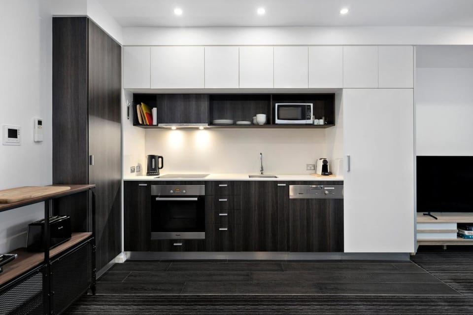 Coffee/tea facilities, Kitchen or kitchenette, oven, stove, toaster
