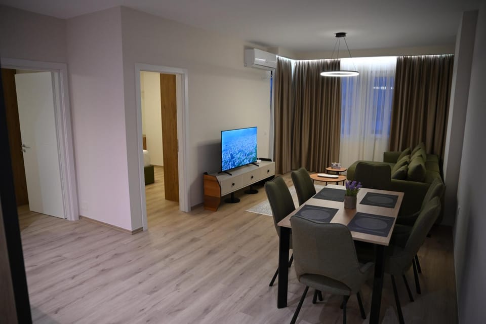 TV and multimedia, Living room, Seating area, Dining area, air conditioner