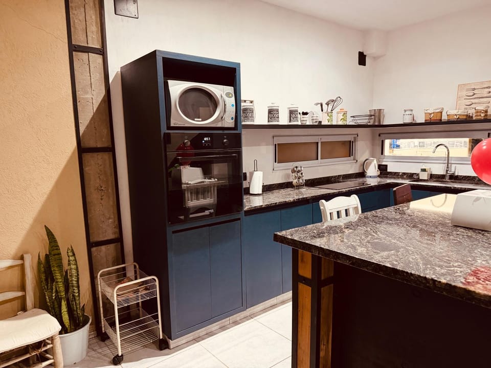 Kitchen or kitchenette, oven, pet friendly, stove