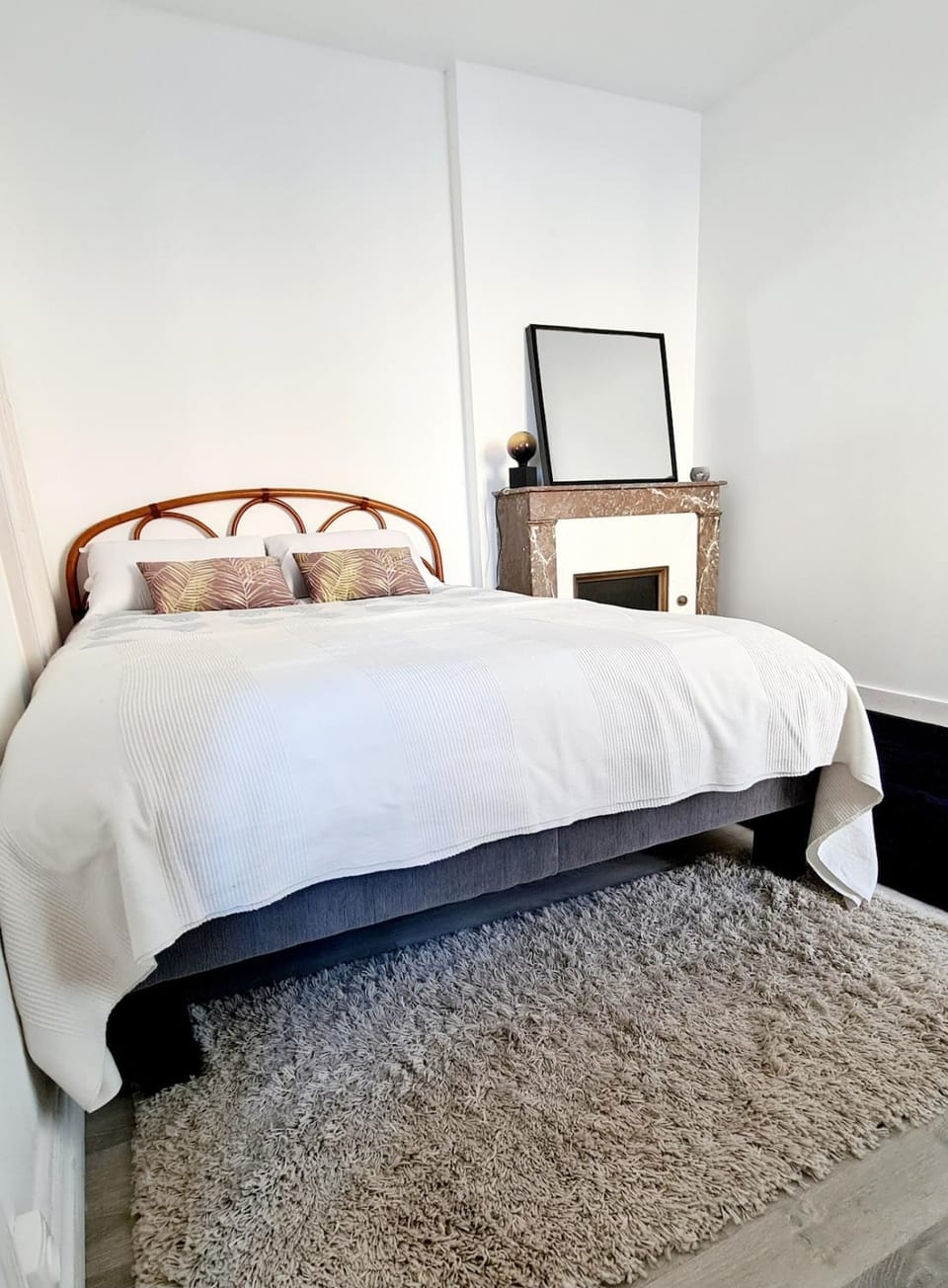 Bed, Photo of the whole room, Decorative detail, Seating area, Bedroom, internet, storage