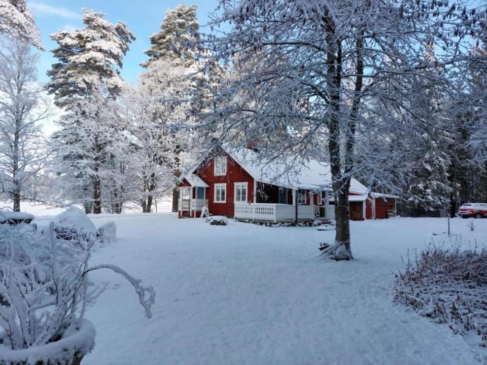 Chilla, House with Wifi and fireplace in the woods House in Västra Götaland County