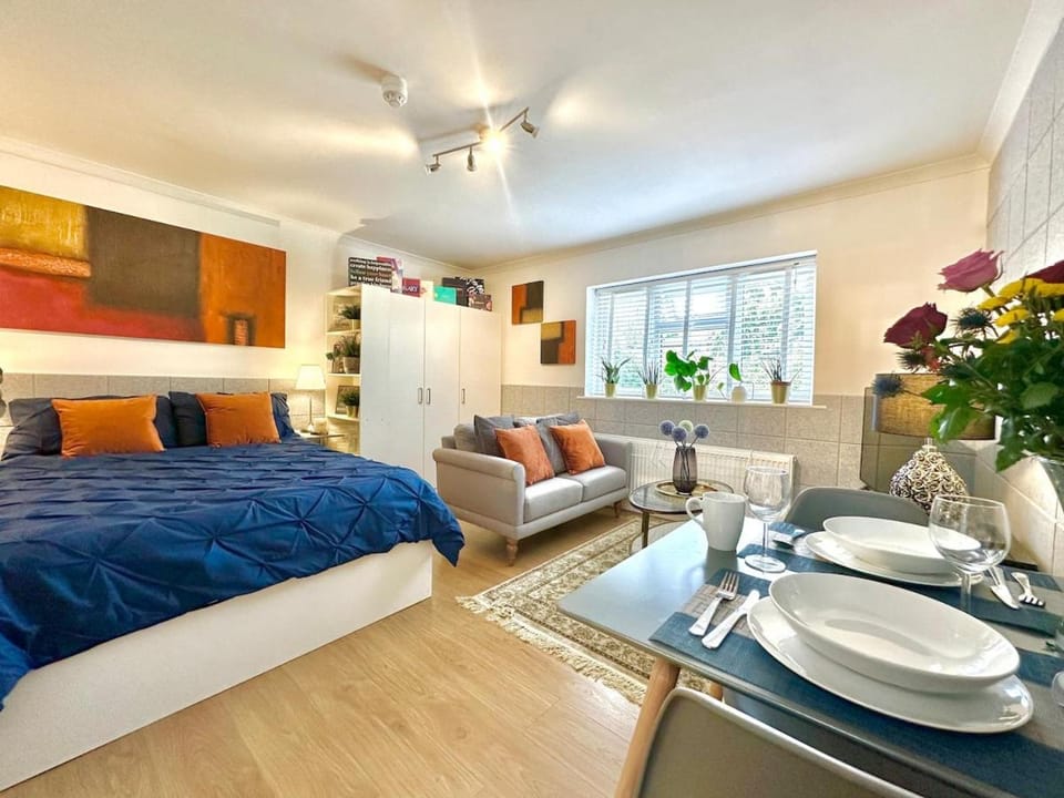 Family Studio Garden view 5min to Elizabeth Line Apartment in London Borough of Ealing