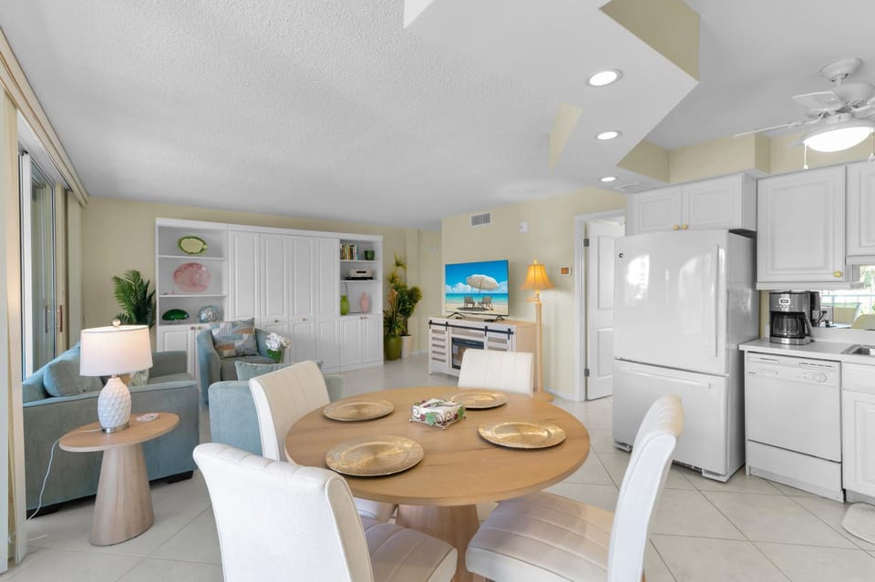 1 Bed Steps to Beach Access JW Marriott Apartment in Marco Island