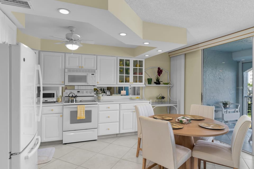 1 Bed Steps to Beach Access JW Marriott Apartment in Marco Island