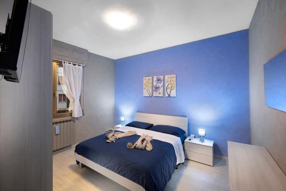 Bed, TV and multimedia, Photo of the whole room, Bedroom, towels