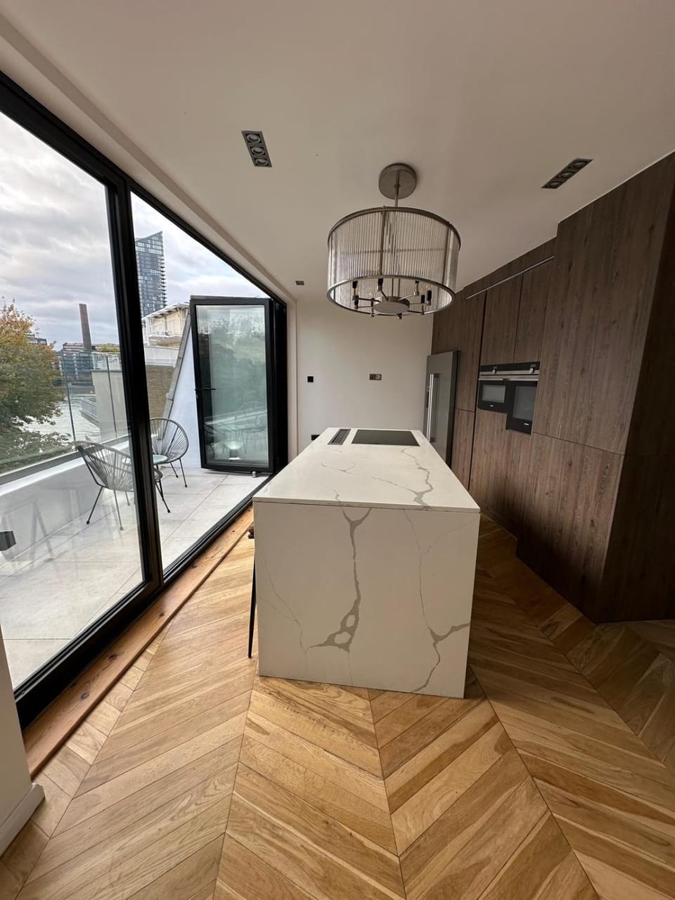 Contemporary 3-Bed Penthouse with River Views Apartment in London