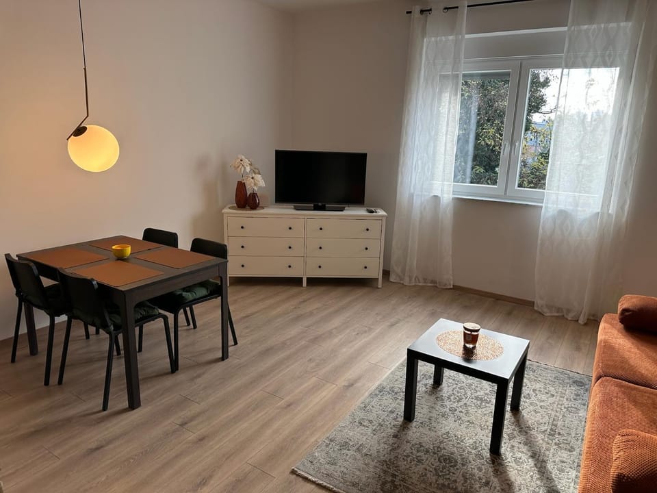 Communal lounge/ TV room, TV and multimedia, Living room, Seating area, Dining area