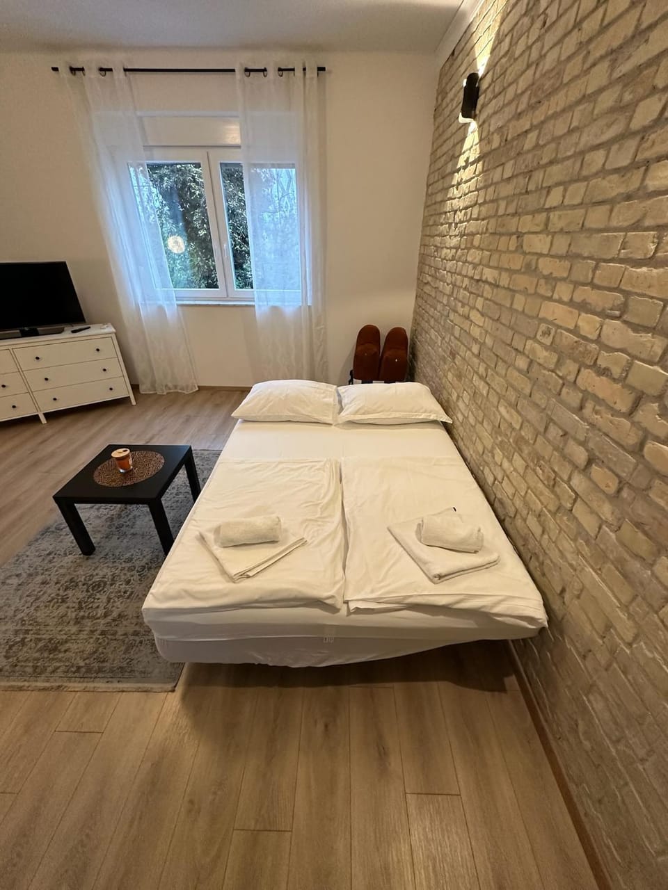 Bed, TV and multimedia, Photo of the whole room, towels