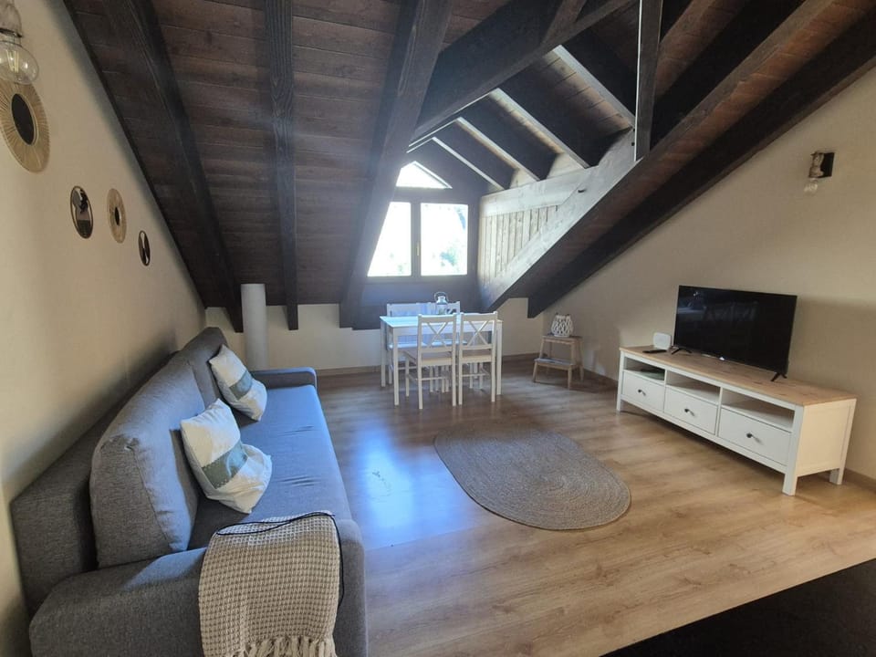 Communal lounge/ TV room, TV and multimedia, Living room, Dining area, Evening entertainment