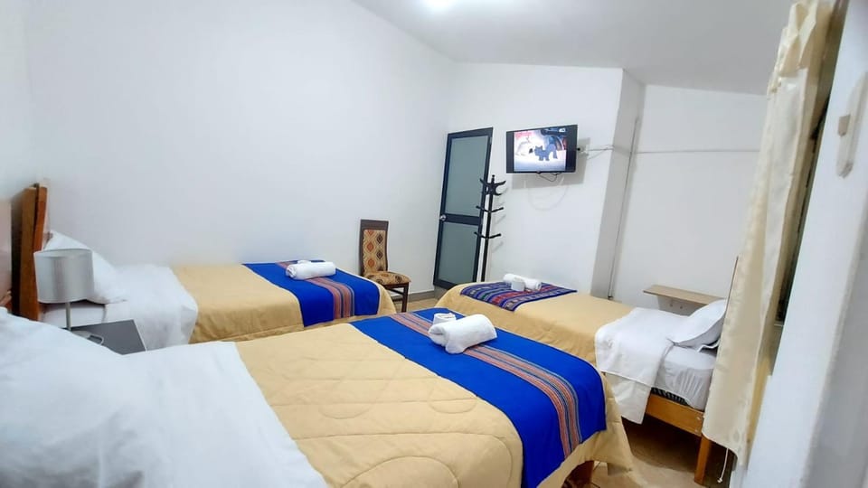 Bed, TV and multimedia, Photo of the whole room, Bedroom, towels
