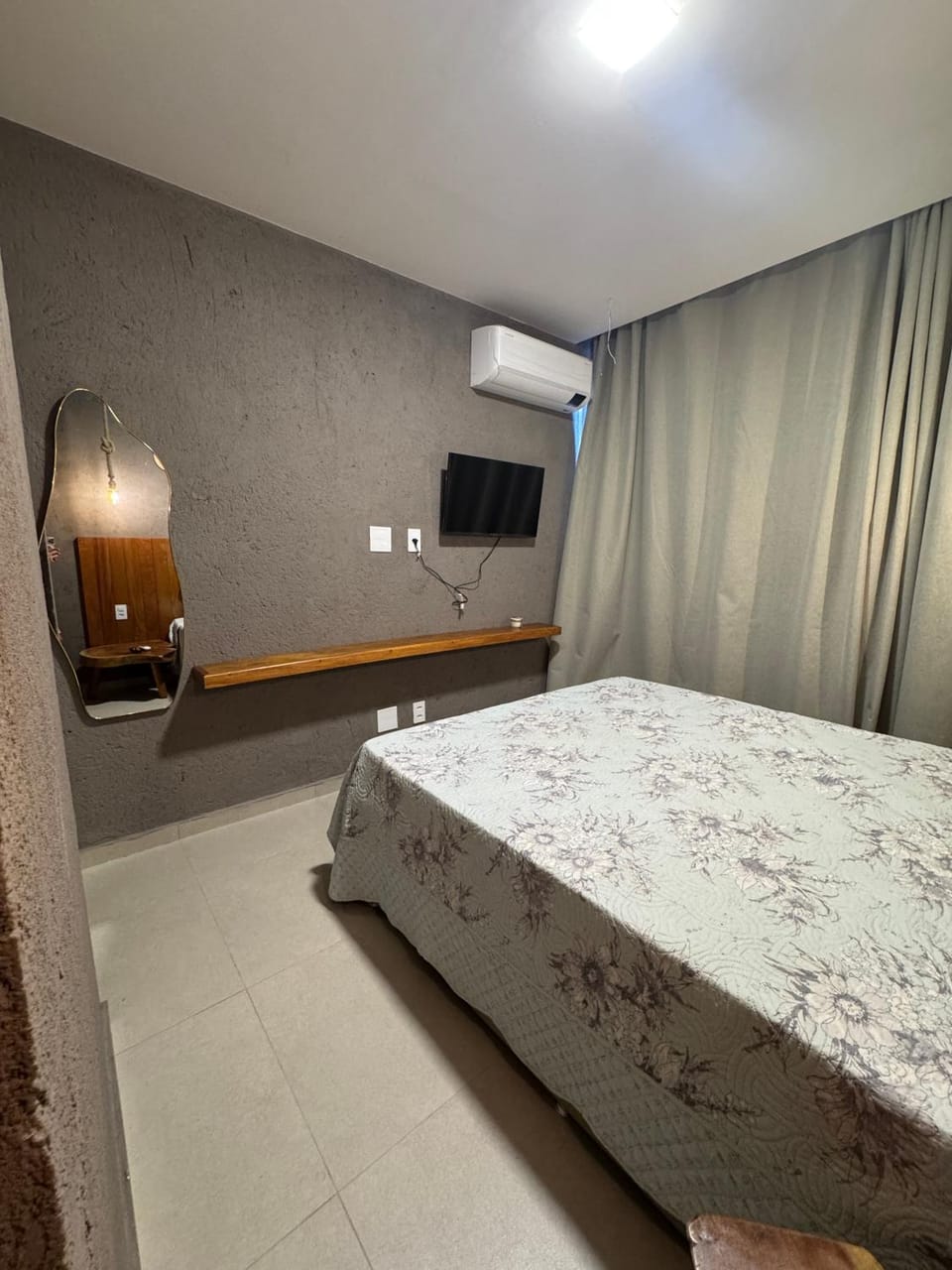 Bed, TV and multimedia, Photo of the whole room, Bedroom