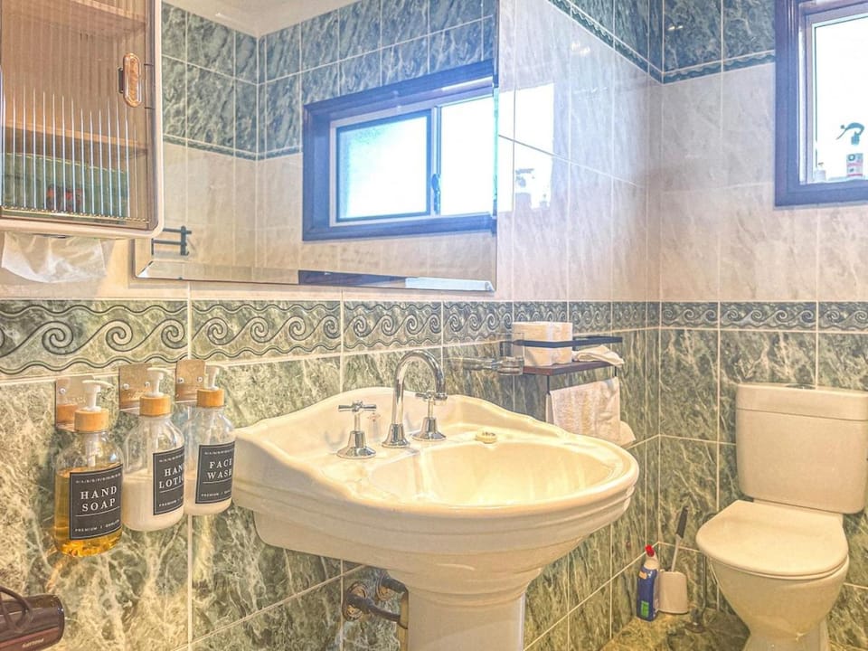 Lakefront, Comfortable, Peaceful nature, Spacious,8 guests,5 beds House in Port Kembla