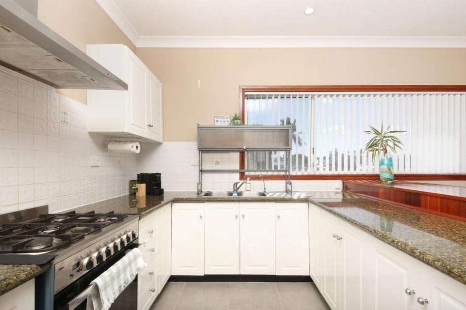 Lakefront, Comfortable, Peaceful nature, Spacious,8 guests,5 beds House in Port Kembla