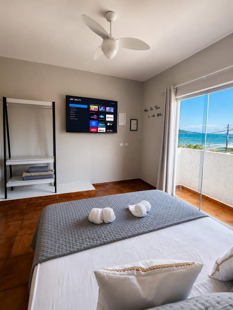 Bed, Natural landscape, TV and multimedia, Bedroom, Sea view, towels