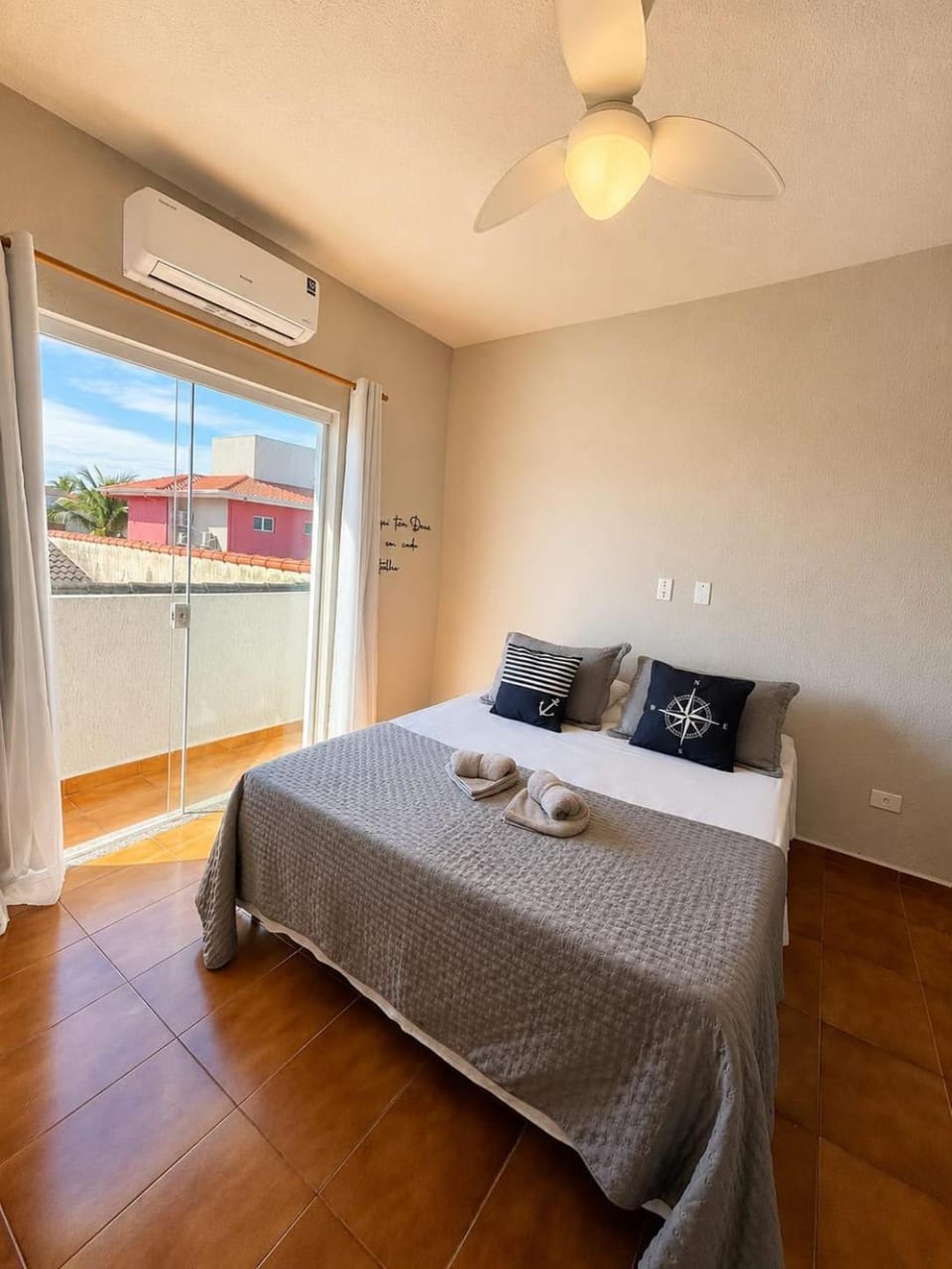 Bed, TV and multimedia, Kitchen or kitchenette, Sea view, towels, air conditioner