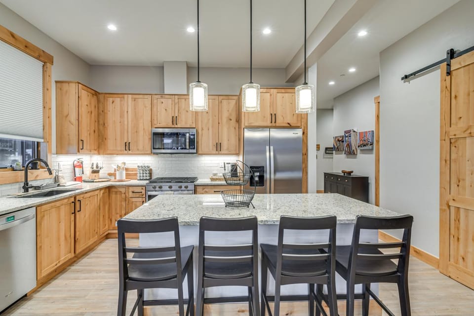 Walk to Ski Shuttle & Brewery! New Fraser Condo House in Fraser