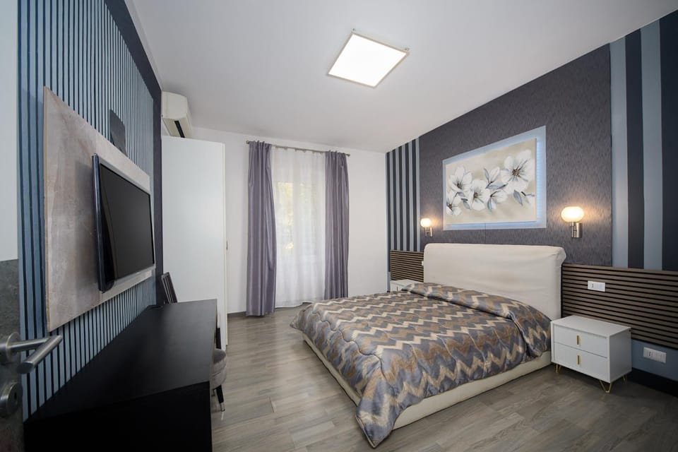 Communal lounge/ TV room, Bed, TV and multimedia, Photo of the whole room, Bedroom