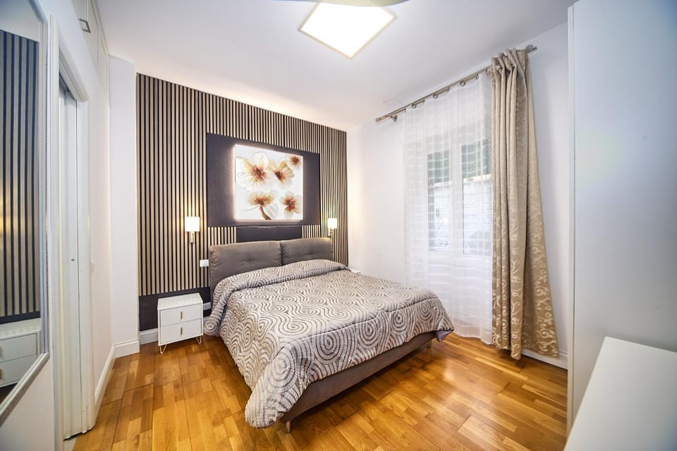 Bed, TV and multimedia, Photo of the whole room, Bedroom, minibar, wardrobe, air conditioner