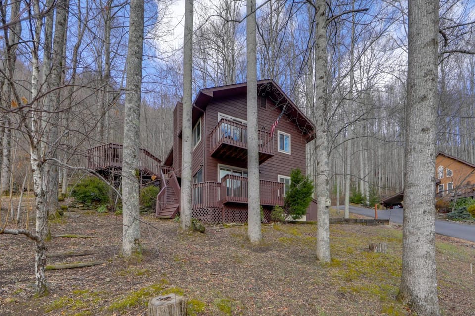 Dog-Friendly Cabin 6 Mi to Cataloochee Skiing! Cabin in Maggie Valley
