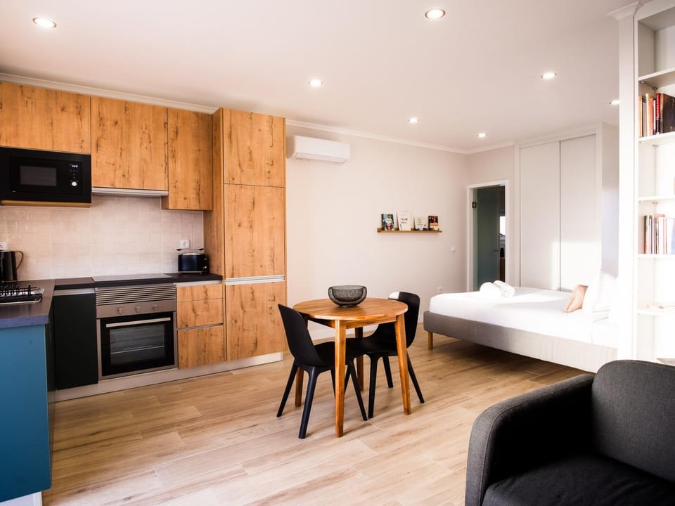 Bed, Kitchen or kitchenette, Dining area, air conditioner