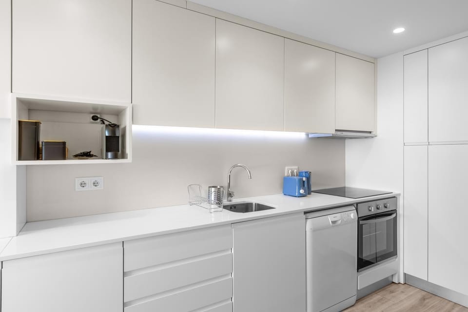 Coffee/tea facilities, Kitchen or kitchenette, dishwasher, microwave, stove, toaster