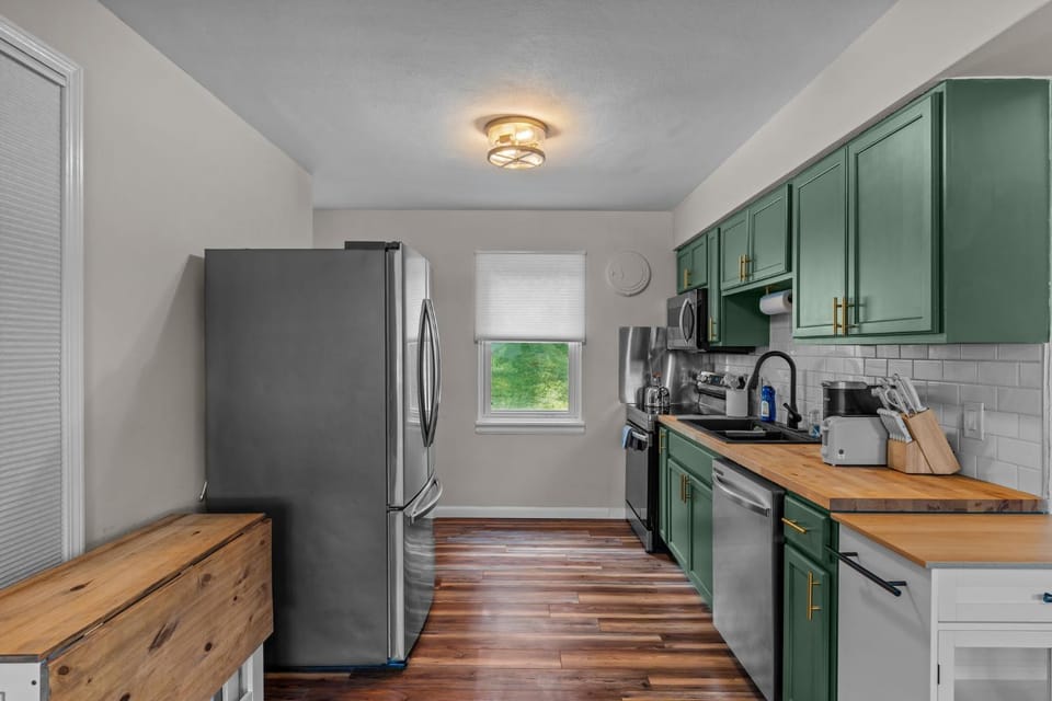 Coffee/tea facilities, dishwasher, microwave, oven, kitchen