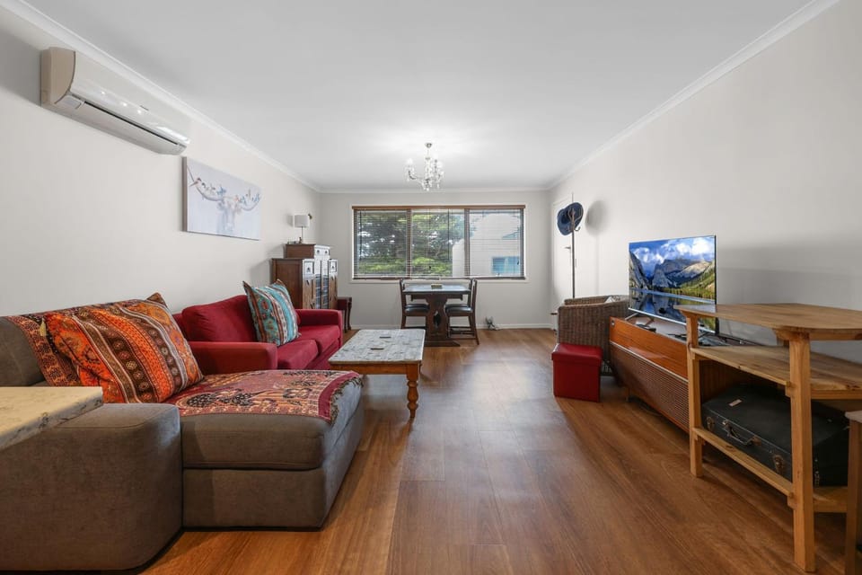 Communal lounge/ TV room, TV and multimedia, Living room, Seating area, air conditioner