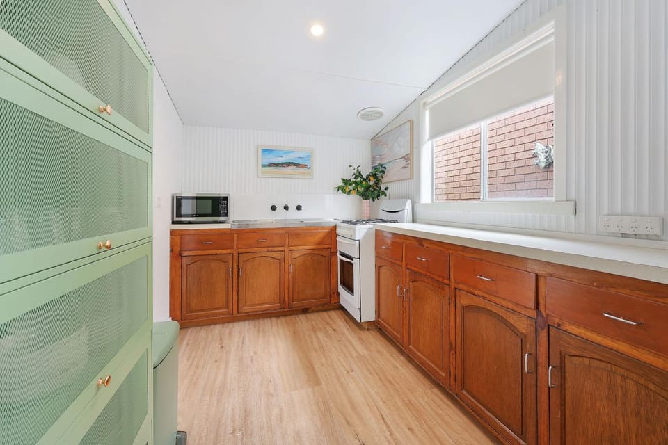 Kitchen or kitchenette, oven