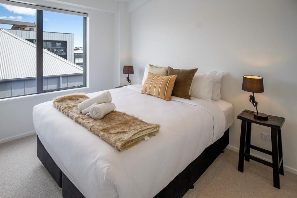Bed, Bedroom, towels