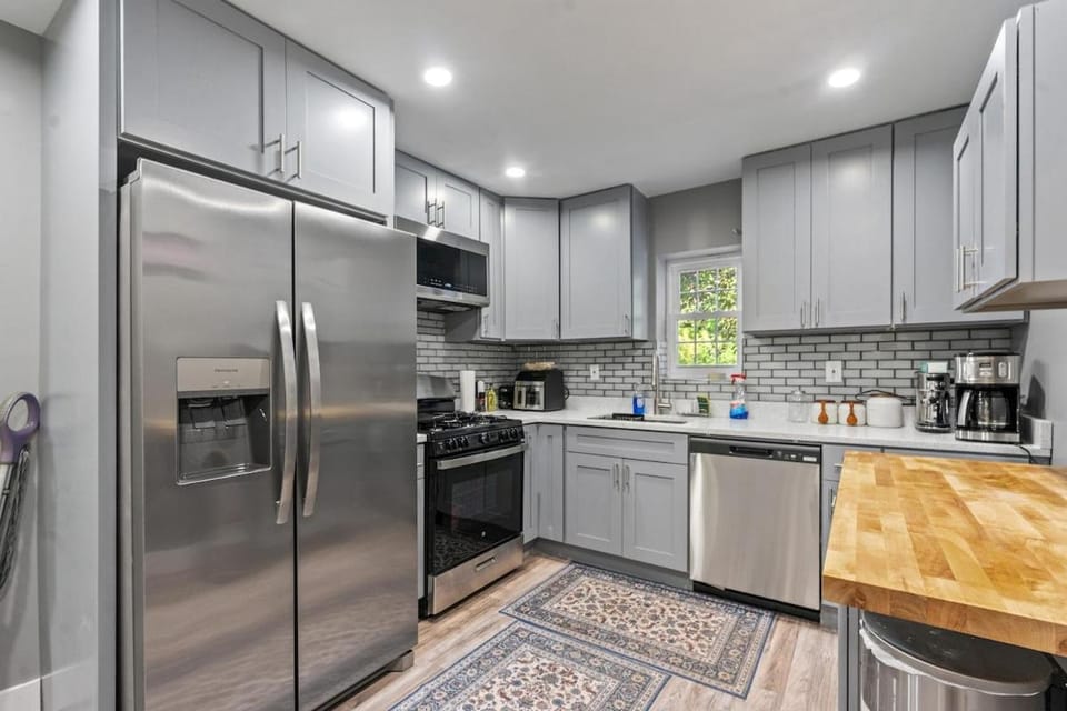 Kitchen or kitchenette, dishwasher, minibar, oven, pet friendly, stove, toaster