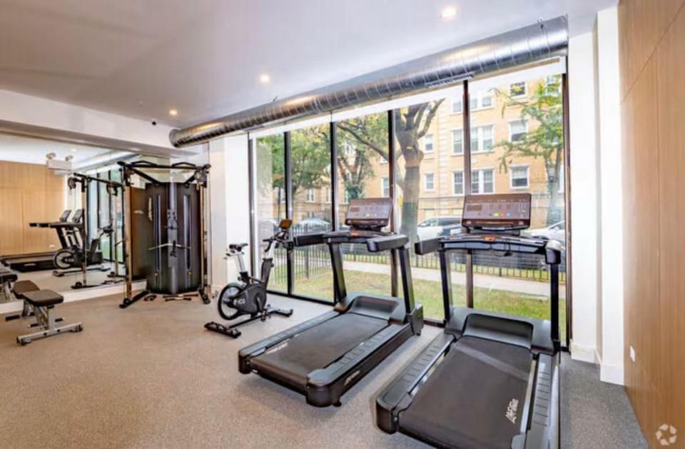 Steps from the Lake Edgewater Modern 2BD 2BA Apartment in Chicago