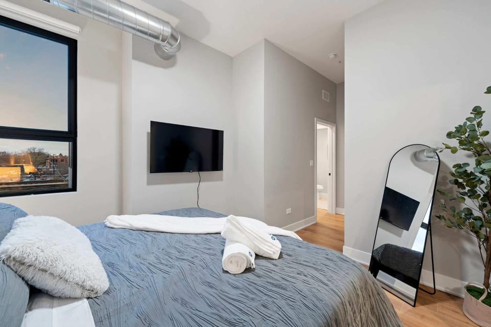 Steps from the Lake Edgewater Modern 2BD 2BA Apartment in Chicago