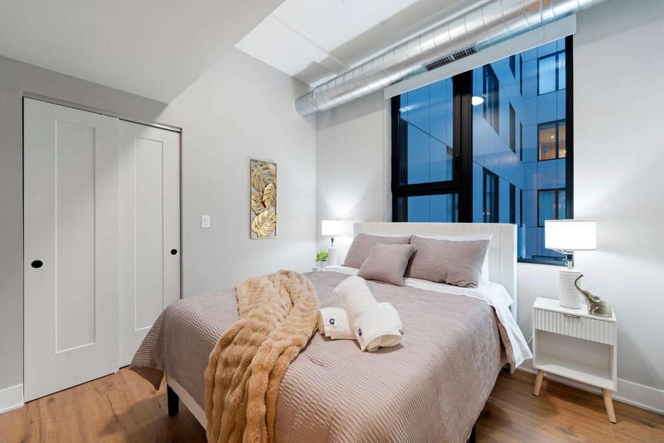 Steps from the Lake Edgewater Modern 2BD 2BA Apartment in Chicago