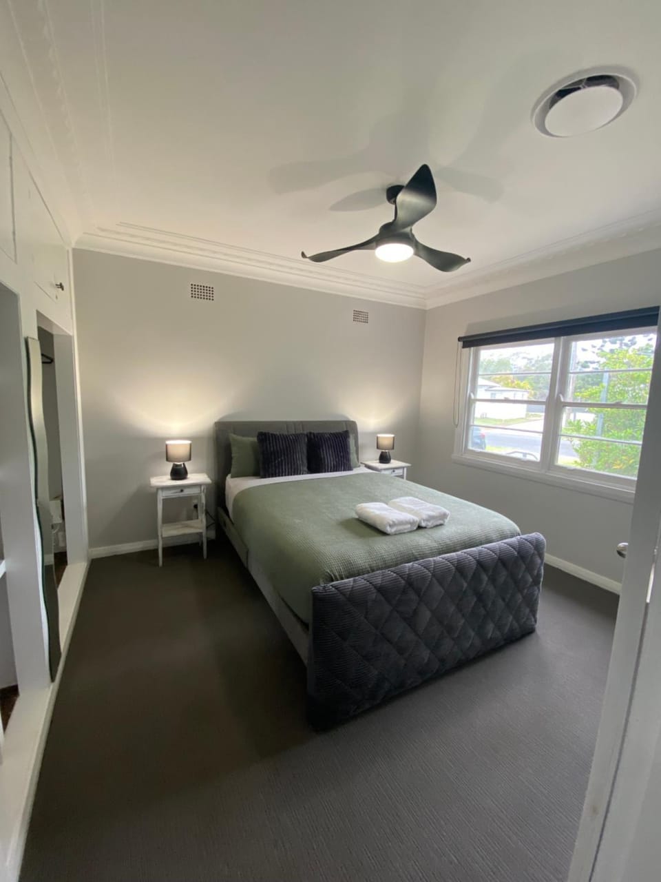 Photo of the whole room, Bedroom, wardrobe, air conditioner