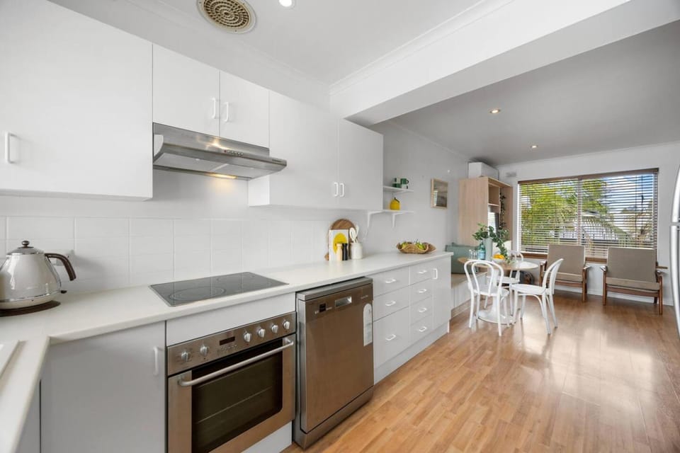 Kitchen or kitchenette, dishwasher, stove