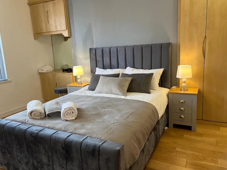 Spacious Duplex Apartment in Greater Manchester - Fast Wifi - Kingsize Bed Apartment in Oldham