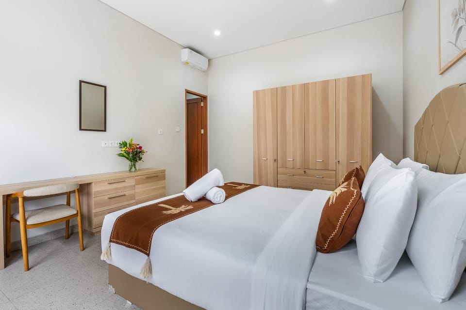 Bed, Bedroom, wardrobe, air conditioner