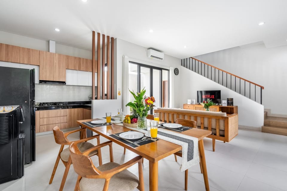 TV and multimedia, Kitchen or kitchenette, Living room, Seating area, Dining area