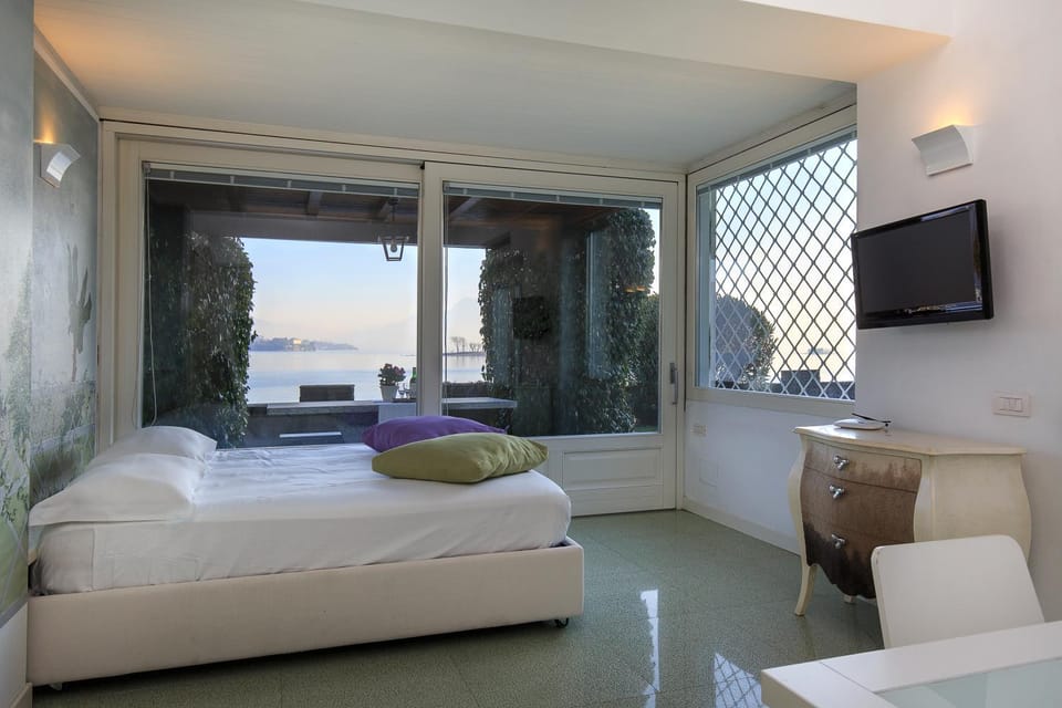 Bed, Day, Living room, Dining area, On site, City view, Garden view, Lake view, Landmark view, Mountain view