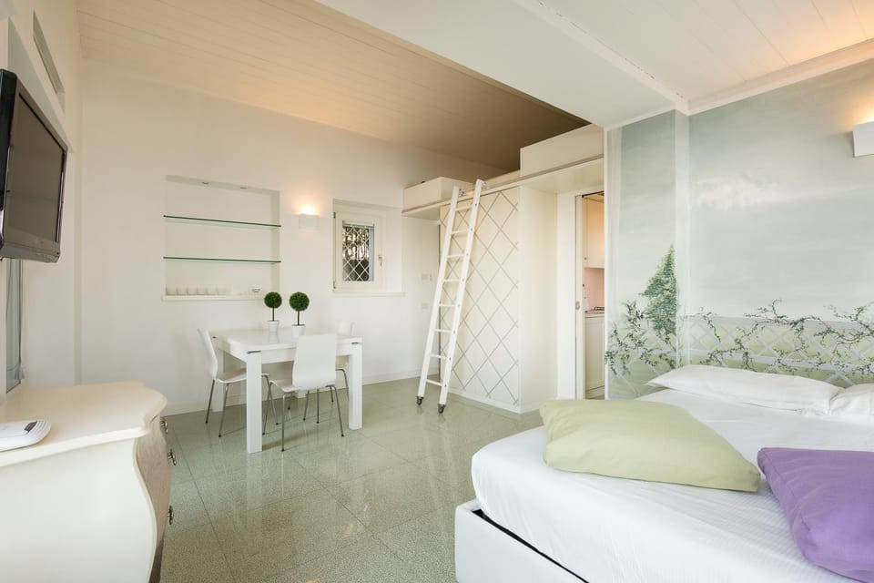 Bed, Day, TV and multimedia, Living room, Seating area, Dining area, On site