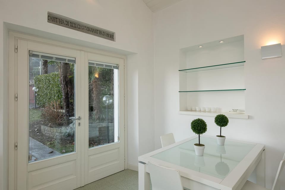 Garden, Photo of the whole room, Decorative detail, Dining area, Garden view