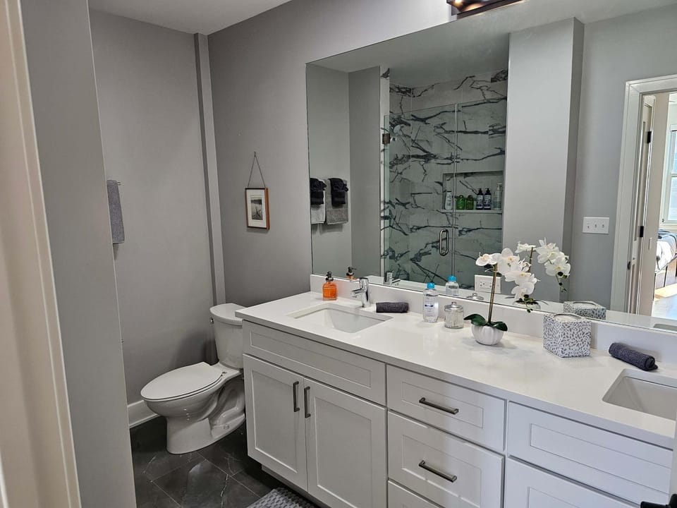 Updated 3 Bedroom Chicago Downtown Pilsen Apartment in Lower West Side