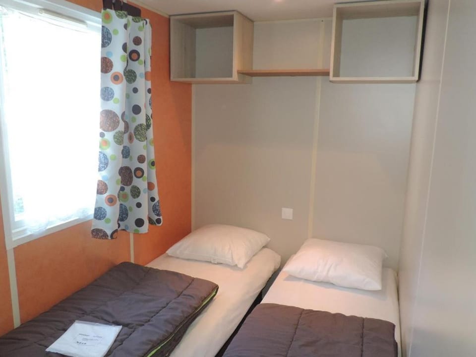 Mobil-home avec Terrasse pour 4 personnes - API-1-52-930 Campground/ 
RV Resort in Centre-Val de Loire