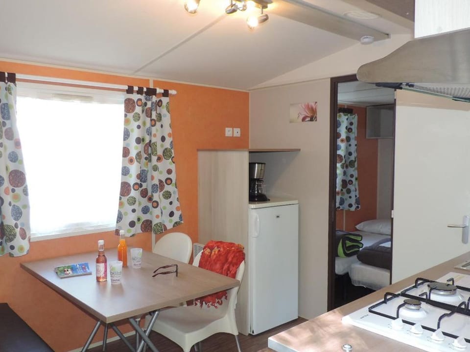 Mobil-home avec Terrasse pour 4 personnes - API-1-52-930 Campground/ 
RV Resort in Centre-Val de Loire