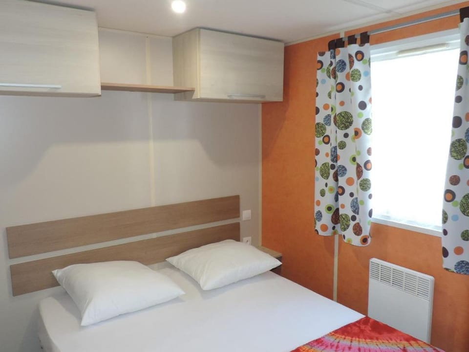 Mobil-home avec Terrasse pour 4 personnes - API-1-52-930 Campground/ 
RV Resort in Centre-Val de Loire