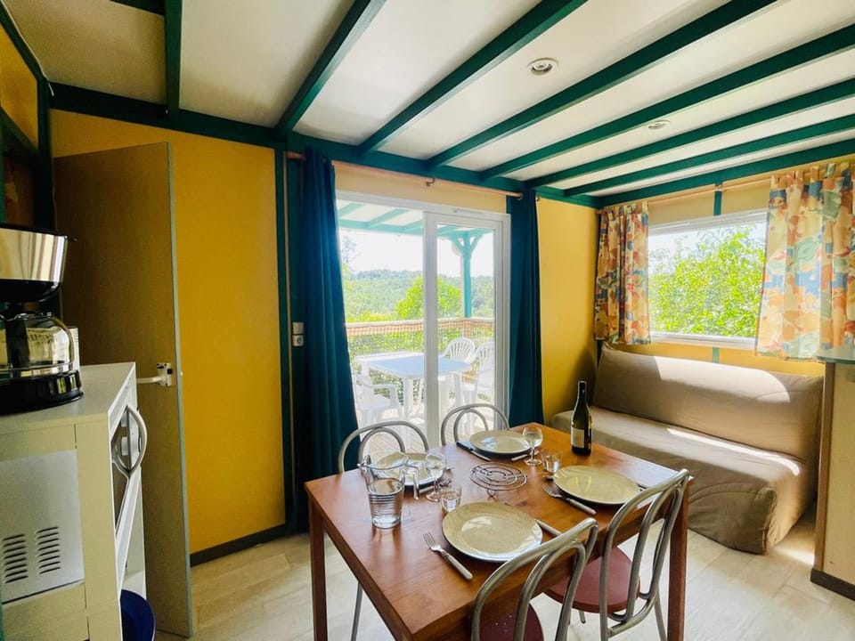 Chalet cosy avec terrasse pour 4 personnes - API-1-52-919 Campground/ 
RV Resort in Occitanie