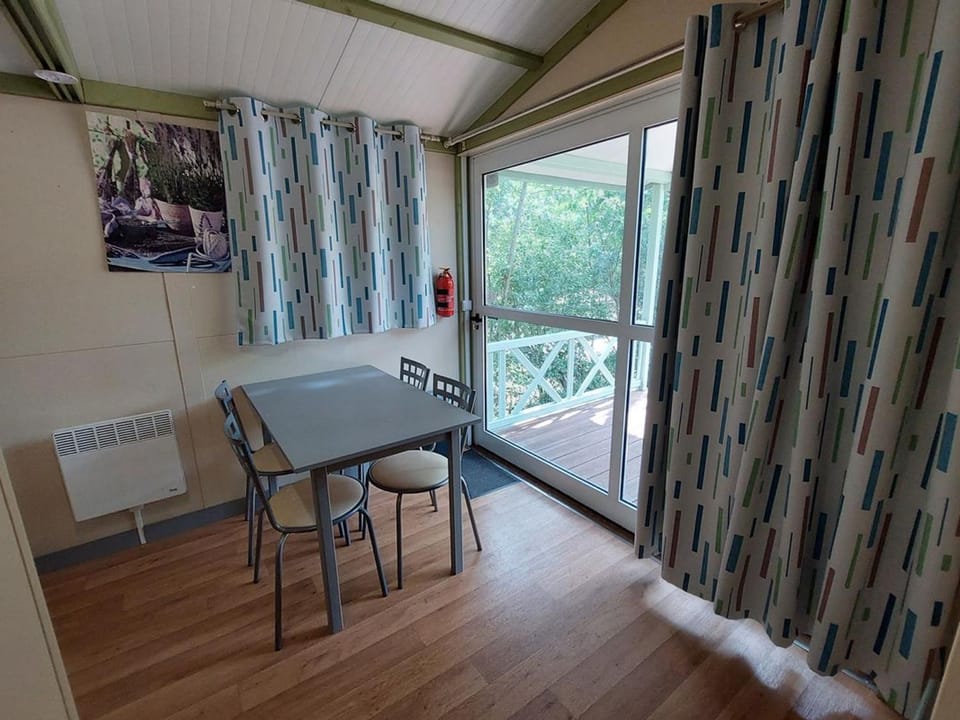 Chalet pour 2 avec Terrasse - Rampe d'accès - API-1-52-922 Campground/ 
RV Resort in Occitanie